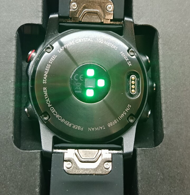 Garmin Fénix 5X slate gray, použité hodinky ve velmi dobrém stavu s roční zárukou, kompletním originálním obalem a přísl. návody, nab. kabel apod. Řeminek je nový, hodinky zaleštěny a vyčištěny ultrazvukem viz fotografie konkrétního kusu.